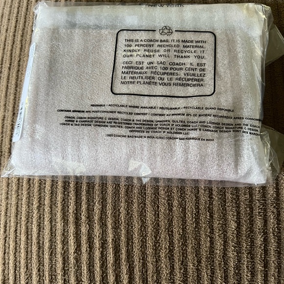 Coach Corner Zip Wristlet nwt in packaging - Picture 5 of 6